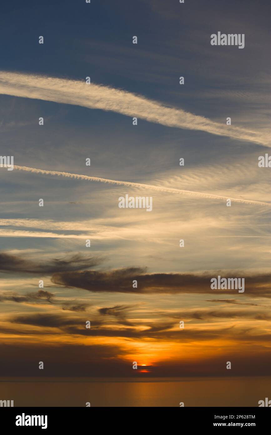 bellissima vista sul mare la sera con nuvole e tramonto Foto Stock