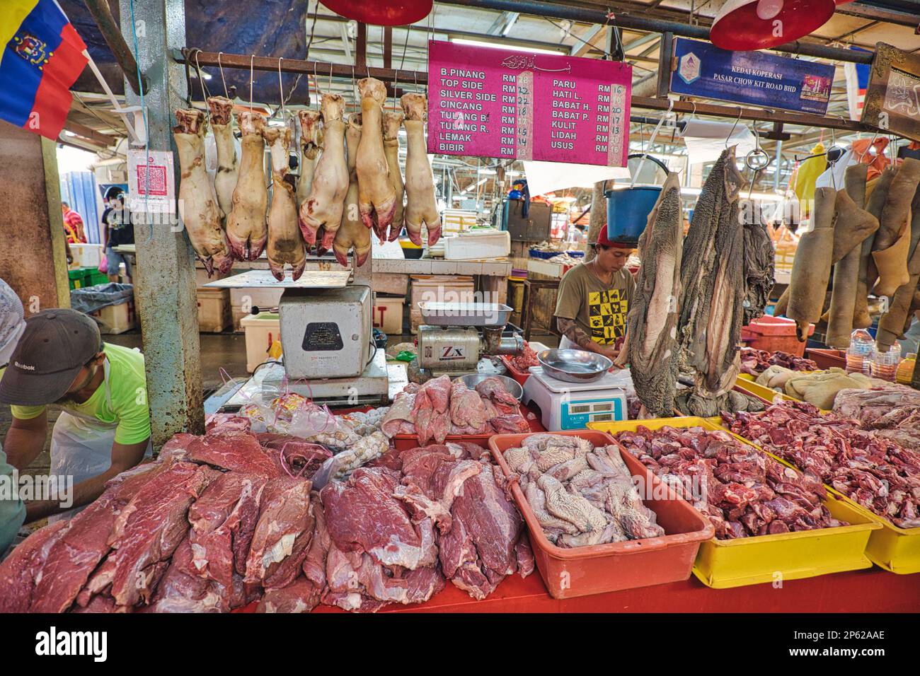 Kuala Lumpur, Malesia - Gennaio 2023: Il centro di Chow Kit Road Market è un'attrazione popolare sia per la gente del posto che per i turisti, che offre uno scorcio del mercato Foto Stock
