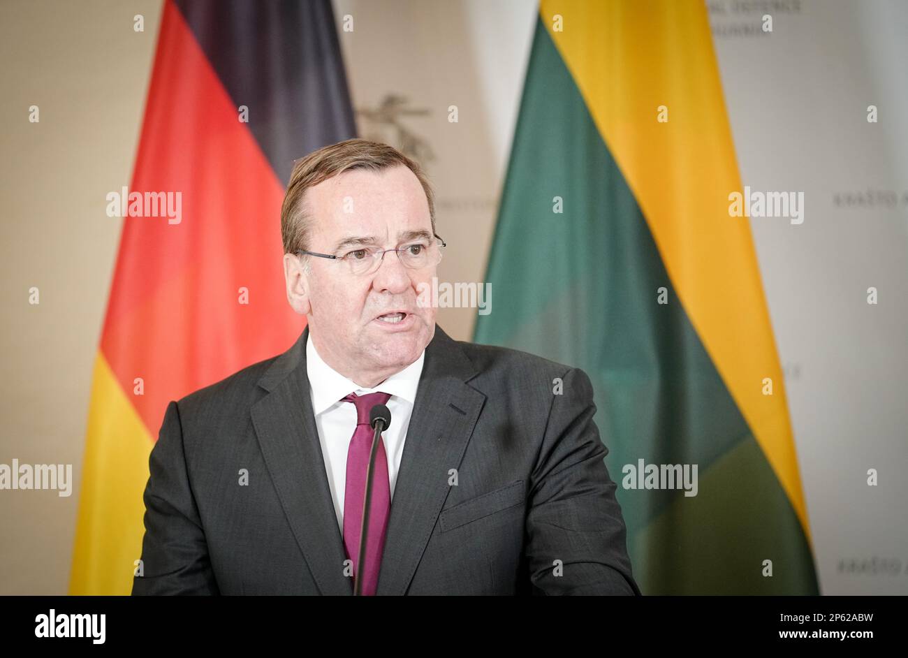 Vilnius, Lituania. 07th Mar, 2023. Boris Pistorius (SPD), Ministro federale della difesa, e il suo omologo lituano tengono una conferenza stampa. Il tema dei colloqui con il partner NATO è la guerra in Ucraina. Credit: Kay Nietfeld/dpa/Alamy Live News Foto Stock