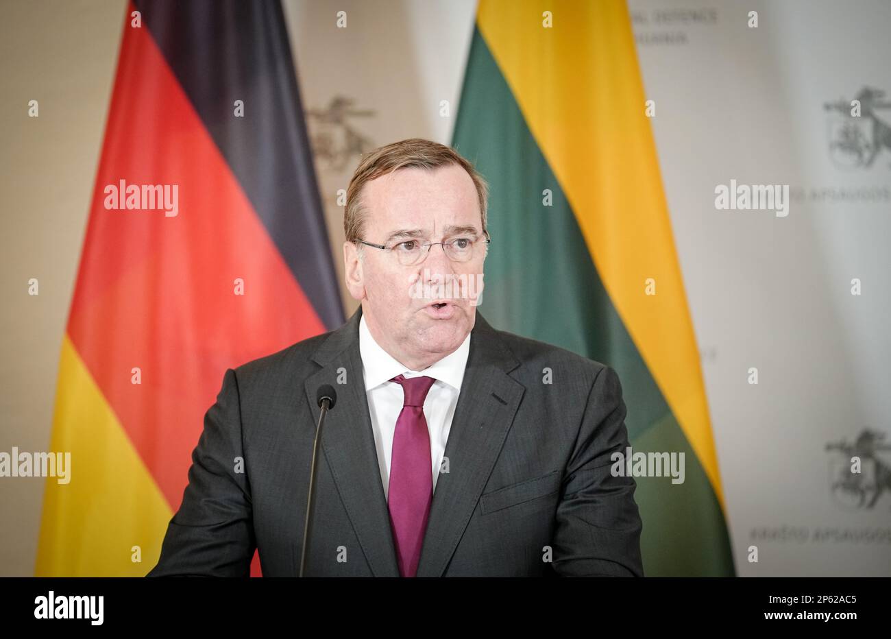Vilnius, Lituania. 07th Mar, 2023. Boris Pistorius (SPD), Ministro federale della difesa, e il suo omologo lituano tengono una conferenza stampa. Il tema dei colloqui con il partner NATO è la guerra in Ucraina. Credit: Kay Nietfeld/dpa/Alamy Live News Foto Stock