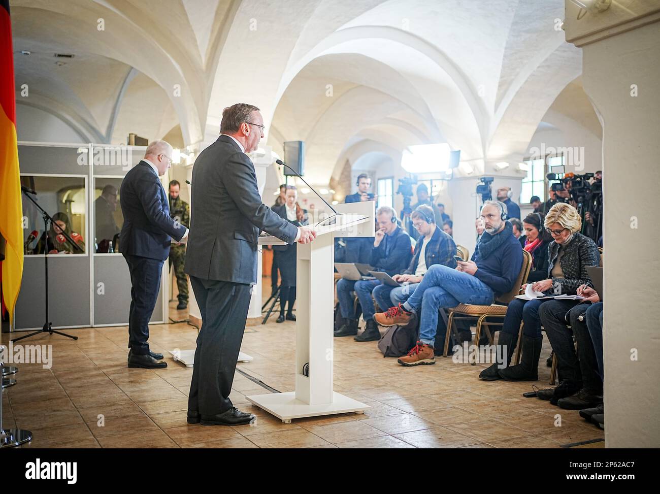 Vilnius, Lituania. 07th Mar, 2023. Boris Pistorius (r, SPD), Ministro federale della difesa, e il suo omologo lituano Arvydas Anusauskas hanno dato una conferenza stampa. Il tema dei colloqui con il partner NATO è la guerra in Ucraina. Credit: Kay Nietfeld/dpa/Alamy Live News Foto Stock