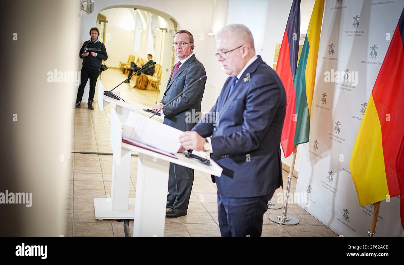 Vilnius, Lituania. 07th Mar, 2023. Boris Pistorius (l, SPD), Ministro federale della difesa, e il suo omologo lituano Arvydas Anusauskas hanno dato una conferenza stampa. Il tema dei colloqui con il partner NATO è la guerra in Ucraina. Credit: Kay Nietfeld/dpa/Alamy Live News Foto Stock