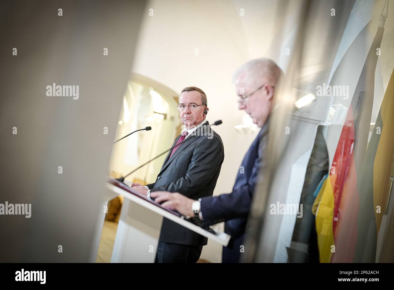 Vilnius, Lituania. 07th Mar, 2023. Boris Pistorius (l, SPD), Ministro federale della difesa, e il suo omologo lituano Arvydas Anusauskas hanno dato una conferenza stampa. Il tema dei colloqui con il partner NATO è la guerra in Ucraina. Credit: Kay Nietfeld/dpa/Alamy Live News Foto Stock