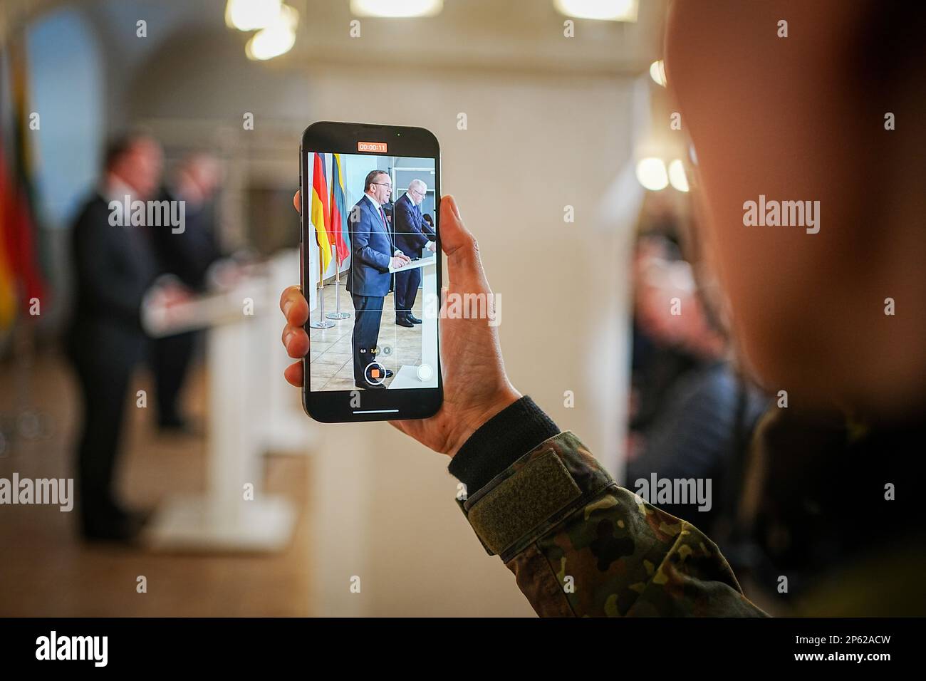 Vilnius, Lituania. 07th Mar, 2023. Boris Pistorius (l, SPD), Ministro federale della difesa, e il suo omologo lituano Arvydas Anusauskas sono visti su uno smartphone durante la loro conferenza stampa. Il tema dei colloqui con il partner NATO è la guerra in Ucraina. Credit: Kay Nietfeld/dpa/Alamy Live News Foto Stock