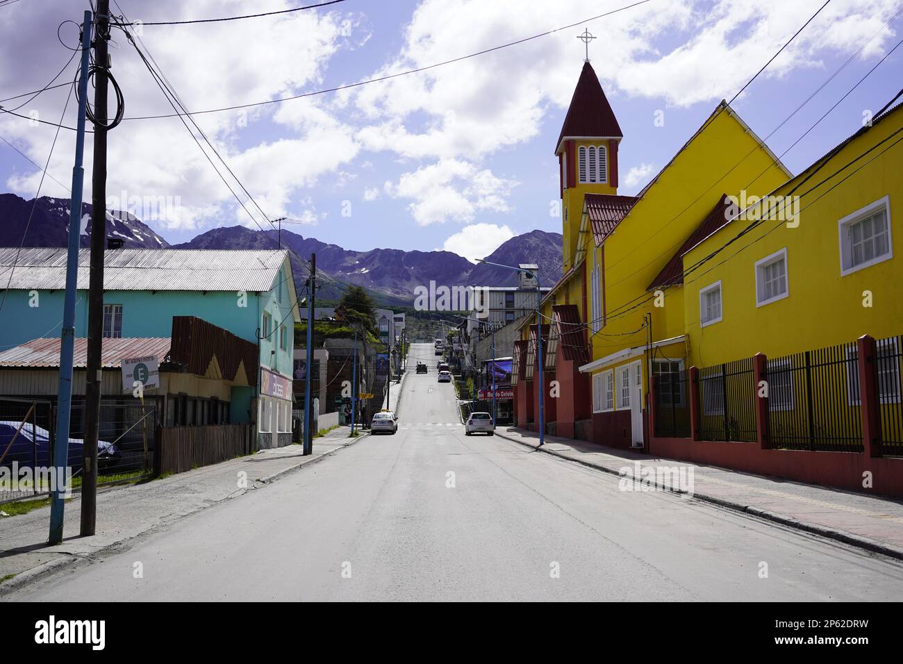 Street View Ushuaia Argentinia strada vuota con montagna in edifici colorati di sfondo e la Chiesa Foto Stock