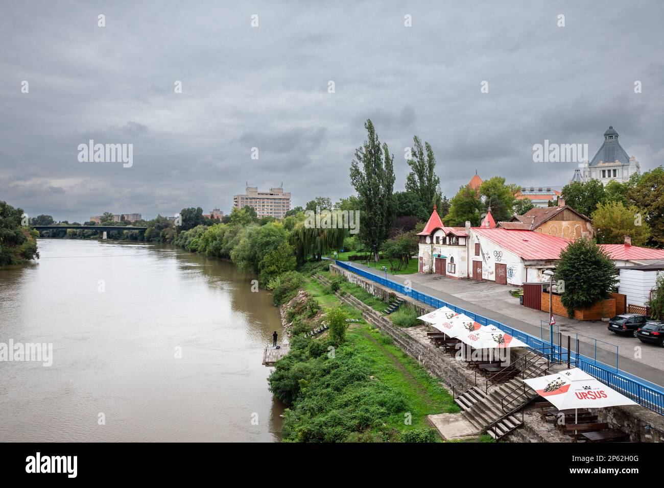Foto del lungomare di Arad, Romania, con il fiume Mures. Arad è la capitale della contea di Arad, ai margini di Crișana e del Banat. Lo è Foto Stock