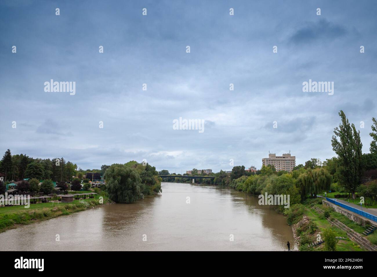 Foto del lungomare di Arad, Romania, con il fiume Mures. Arad è la capitale della contea di Arad, ai margini di Crișana e del Banat. Lo è Foto Stock