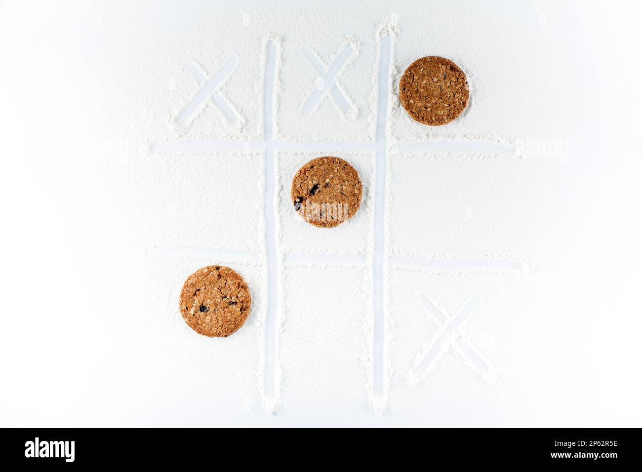 TIC-tac-toe gioco con biscotti e farina Foto Stock