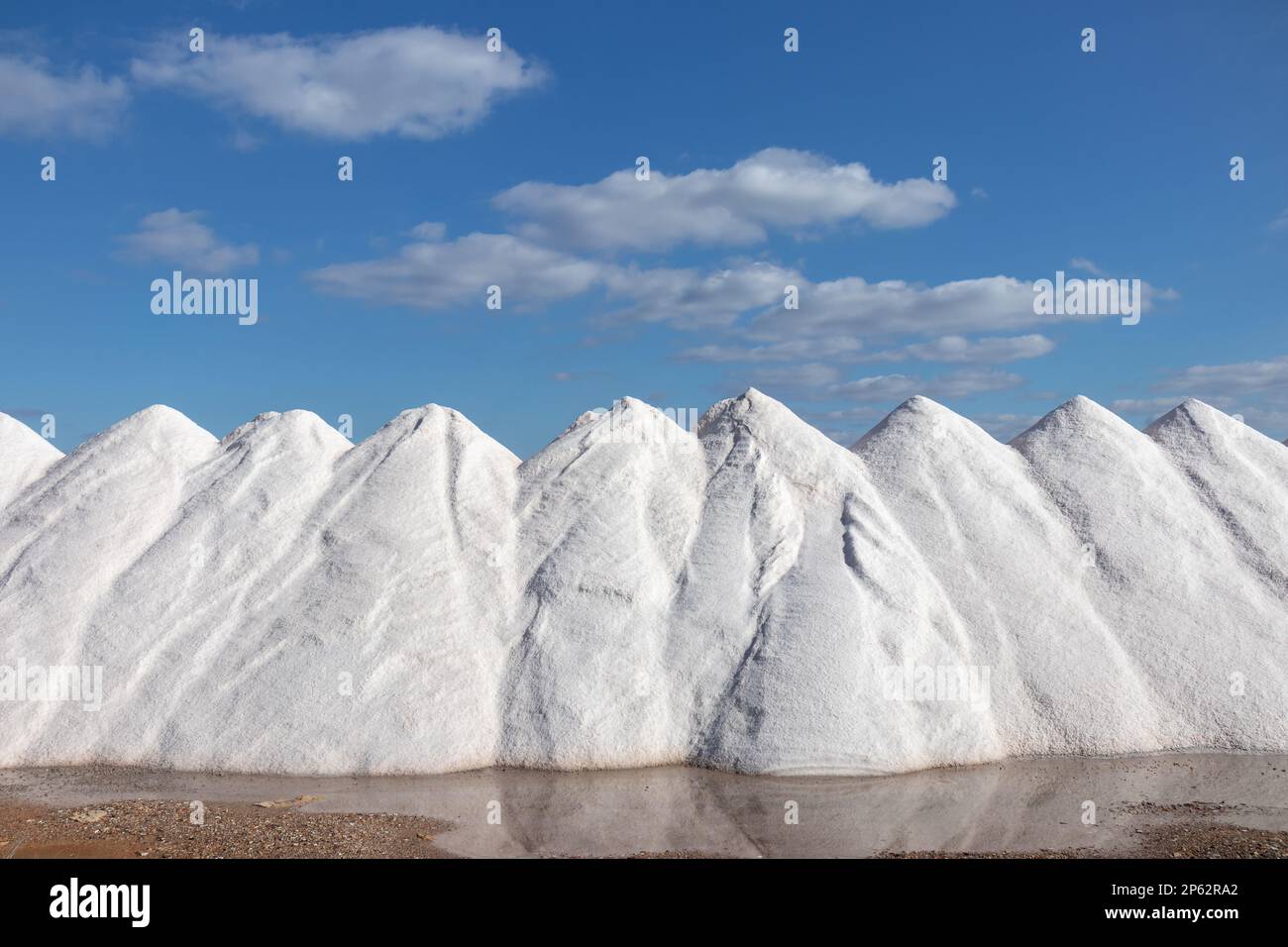 Mucchi di sale allo stagno di evaporazione del sale di Salinas de s'Avall in Colonia de Sant Jordi, Maiorca, Maiorca, Isole Baleari, Spagna, Europa Foto Stock