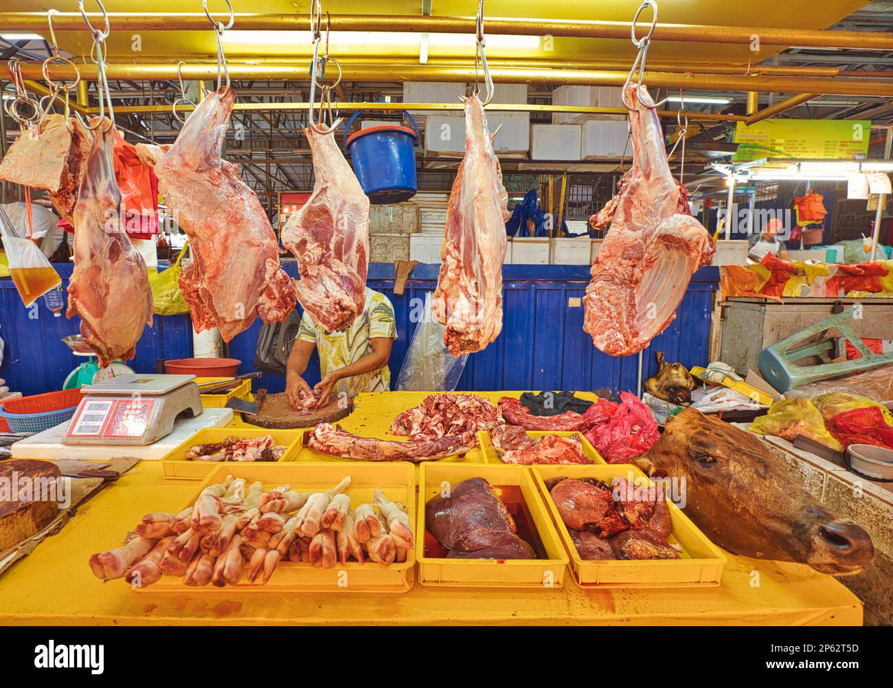 Le bancarelle dei macellai fanno parte dell'essenza del mercato di Chow Kit Road, offrendo uno sguardo alla cultura e allo stile di vita locale di Kuala Lumpur. Foto Stock