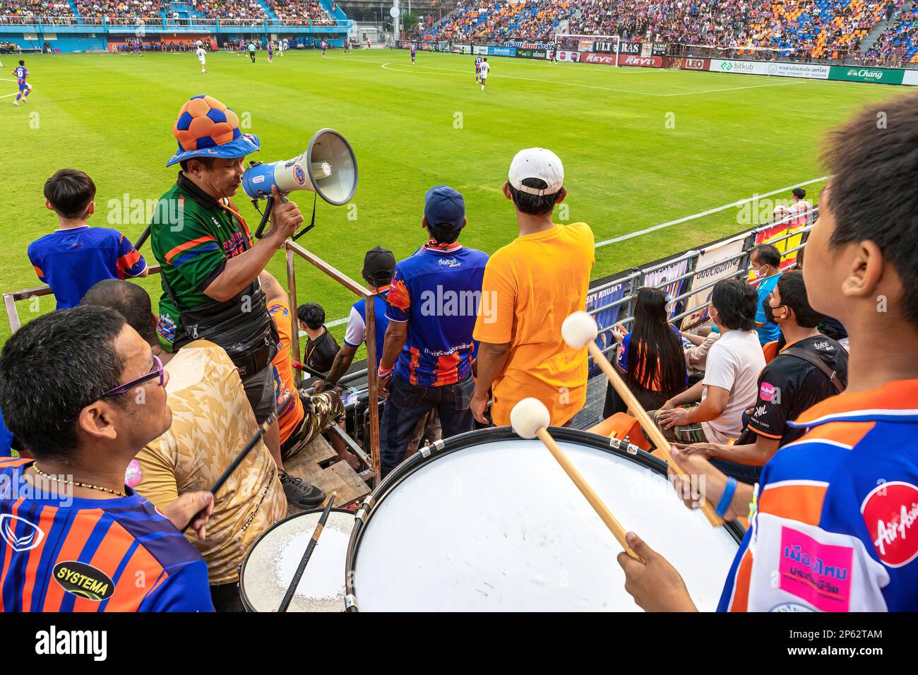 Band sostenitrice che suona strumenti e banging drum alla partita di calcio tailandese, PAT Stadium, Bangkok, Thailandia Foto Stock