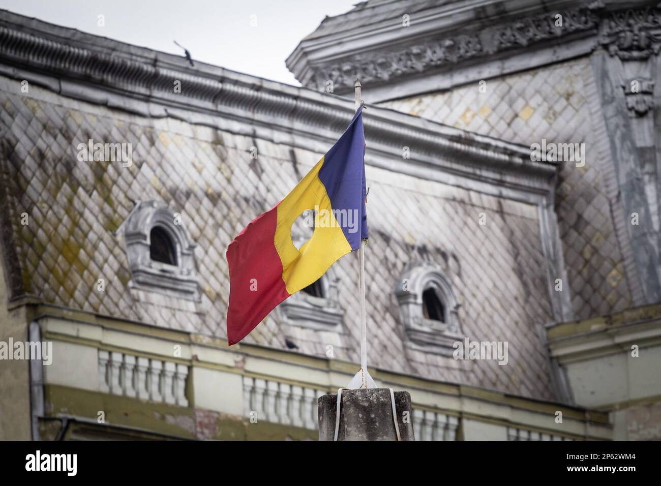 Immagine di una bandiera rumena che vola in aria a Timisoara, la capitale della Romania. La bandiera nazionale della Romania è un tricolore con fascia verticale Foto Stock