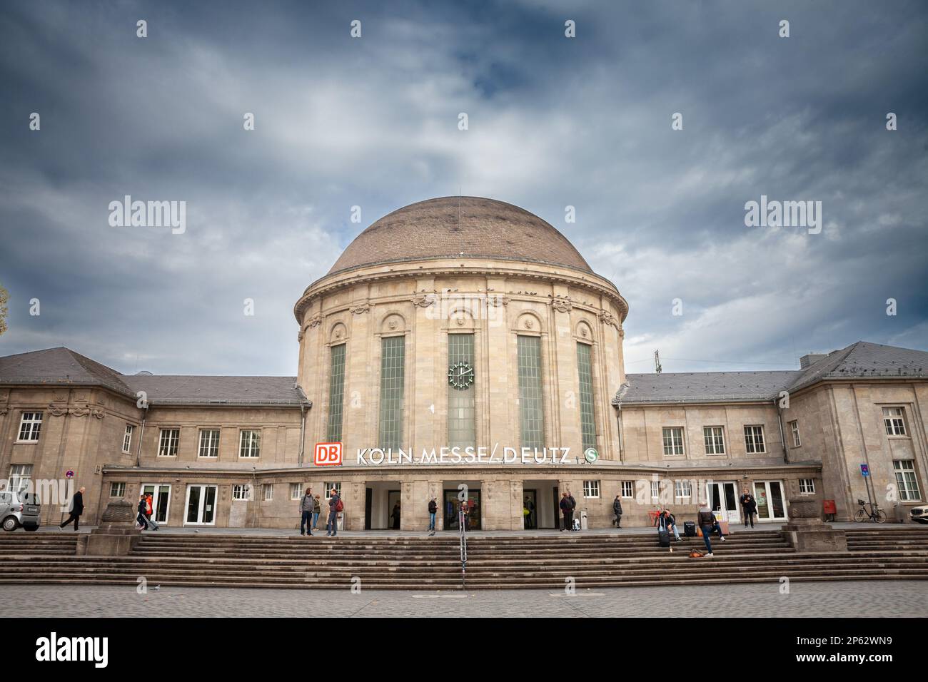 Immagine dell'edificio principale di Koln Messe Deutz Bahnhof a Colonia, Germania. La stazione Köln Messe/Deutz è un importante nodo ferroviario per le lunghe distane Foto Stock