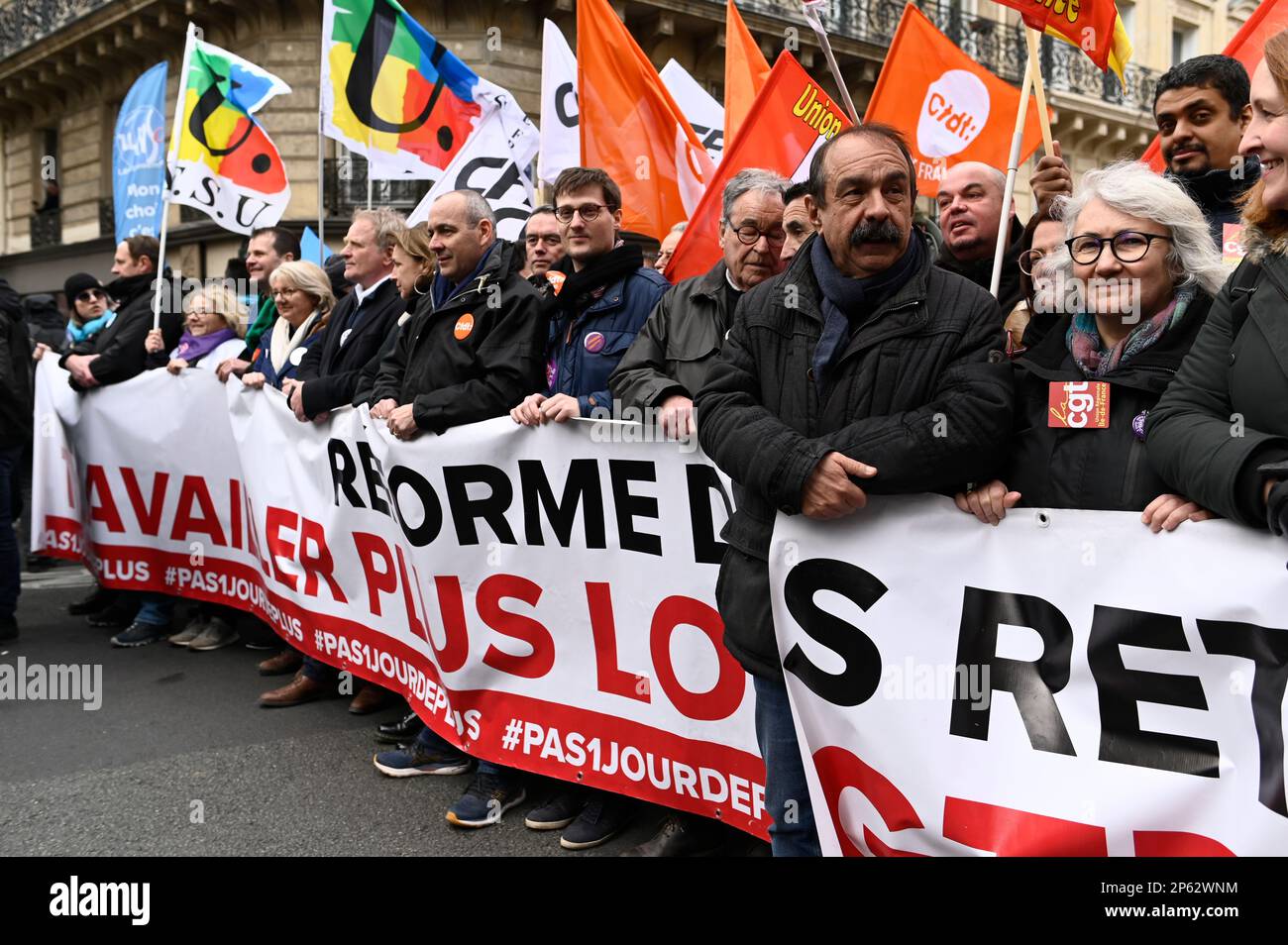 Philippe Martinez, segretario generale del CGT, con Laurent Berger, segretario generale del CFDT a capo della manifestazione contro la riforma delle pensioni. Decine di migliaia di persone si sono riunite a Parigi per manifestare contro il progetto di riforma delle pensioni avviato dal governo borne. Foto Stock