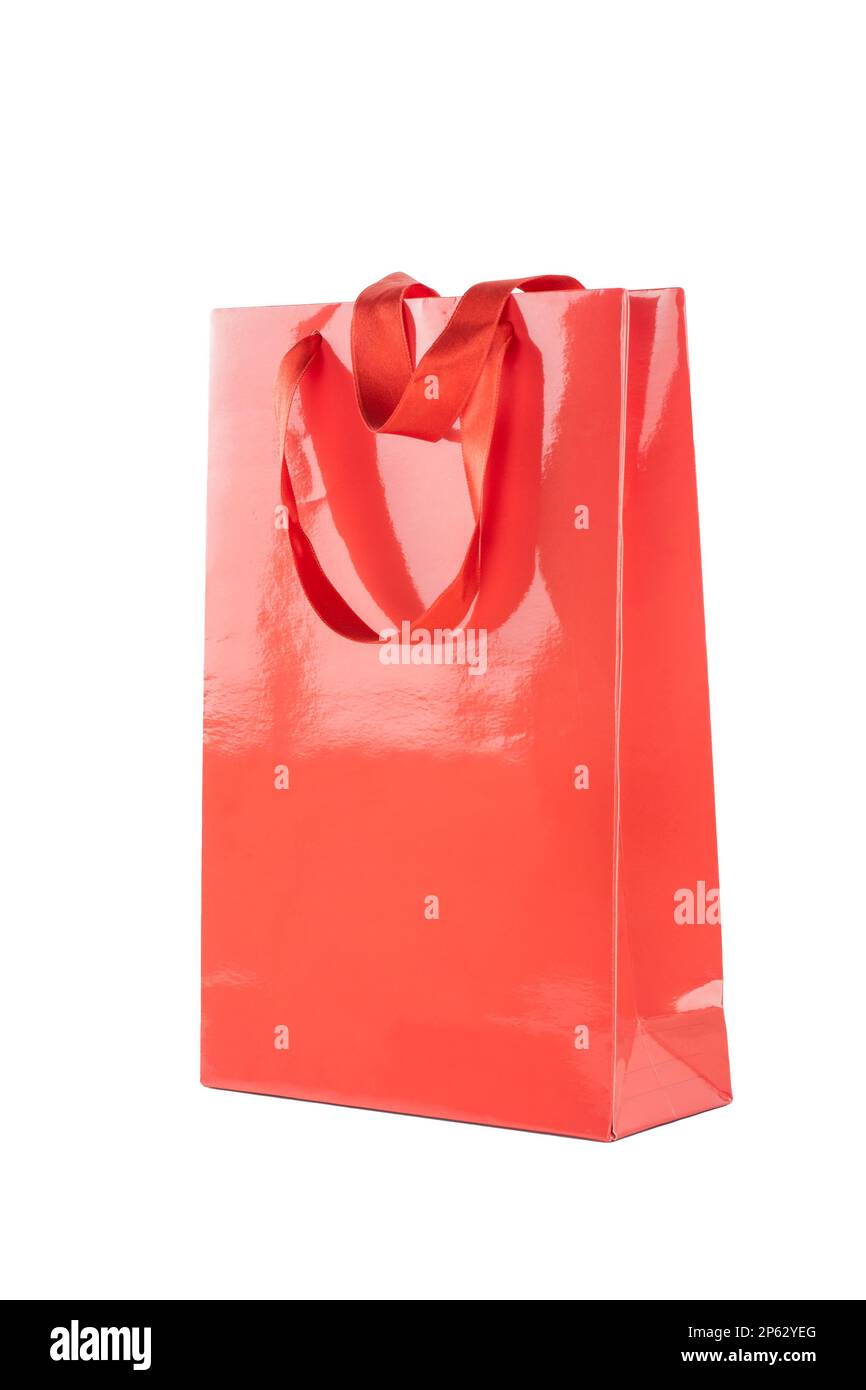 Borsa regalo di carta rossa isolata su sfondo bianco Foto Stock