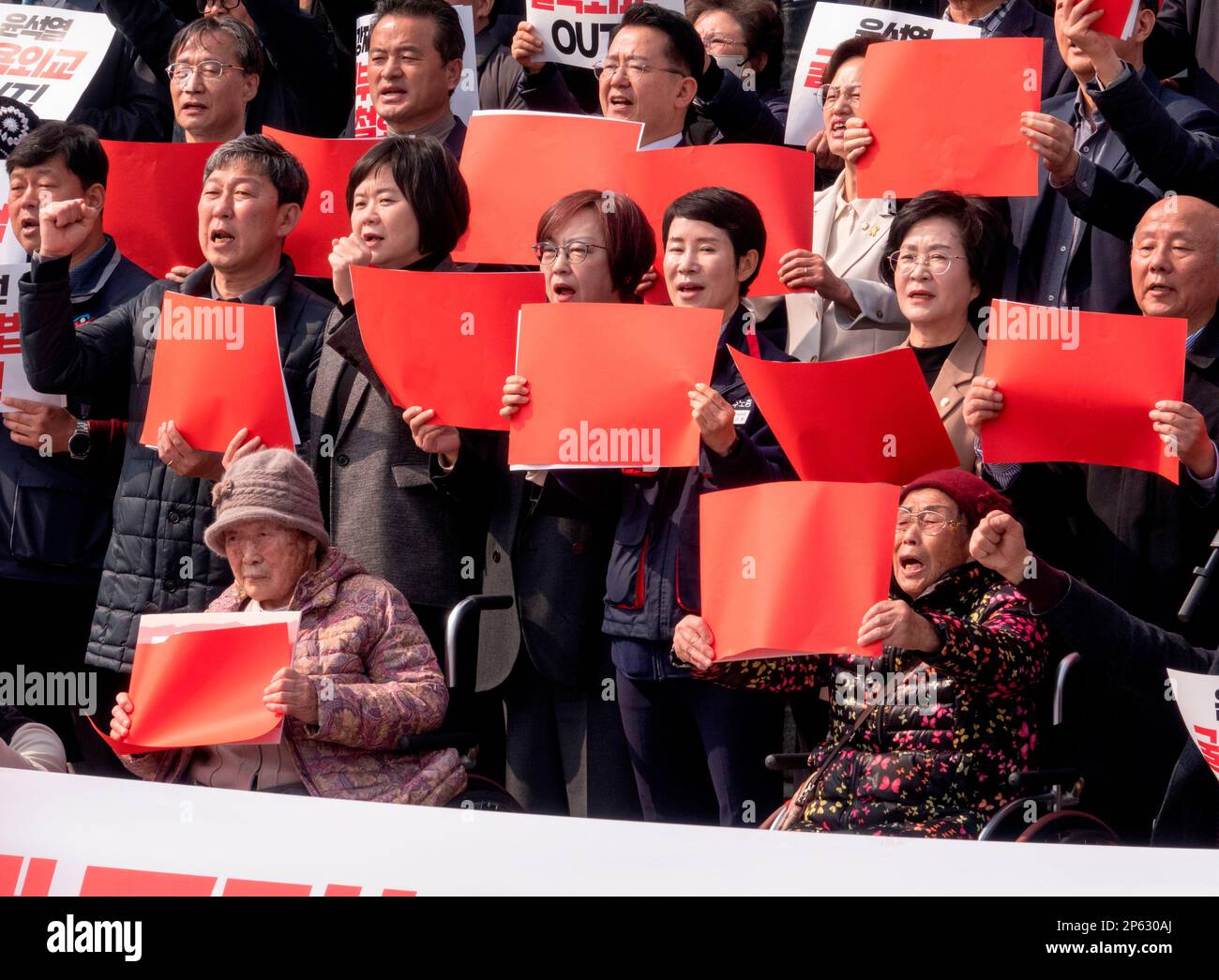 Rally anti-Giappone e anti-Yoon Suk Yeol, 7 marzo 2023 : Le vittime sudcoreane del lavoro forzato giapponese Yang Geum-Deok (R, prima fila) e Kim Seong-Joo (L, prima fila) partecipano a un raduno del governo anti-Giappone e anti-sudcoreano, insieme a legislatori di partiti di opposizione e manifestanti, all'Assemblea Nazionale di Seoul, Corea del Sud. Essi hanno denunciato il piano proposto dal governo del presidente Yoon Suk-Yeol di risarcire le vittime sudcoreane del lavoro forzato in Giappone in tempo di guerra attraverso una fondazione pubblica sostenuta da Seul, invece di pagare direttamente da aziende giapponesi responsabili. Il piano è stato annunciato da Foto Stock