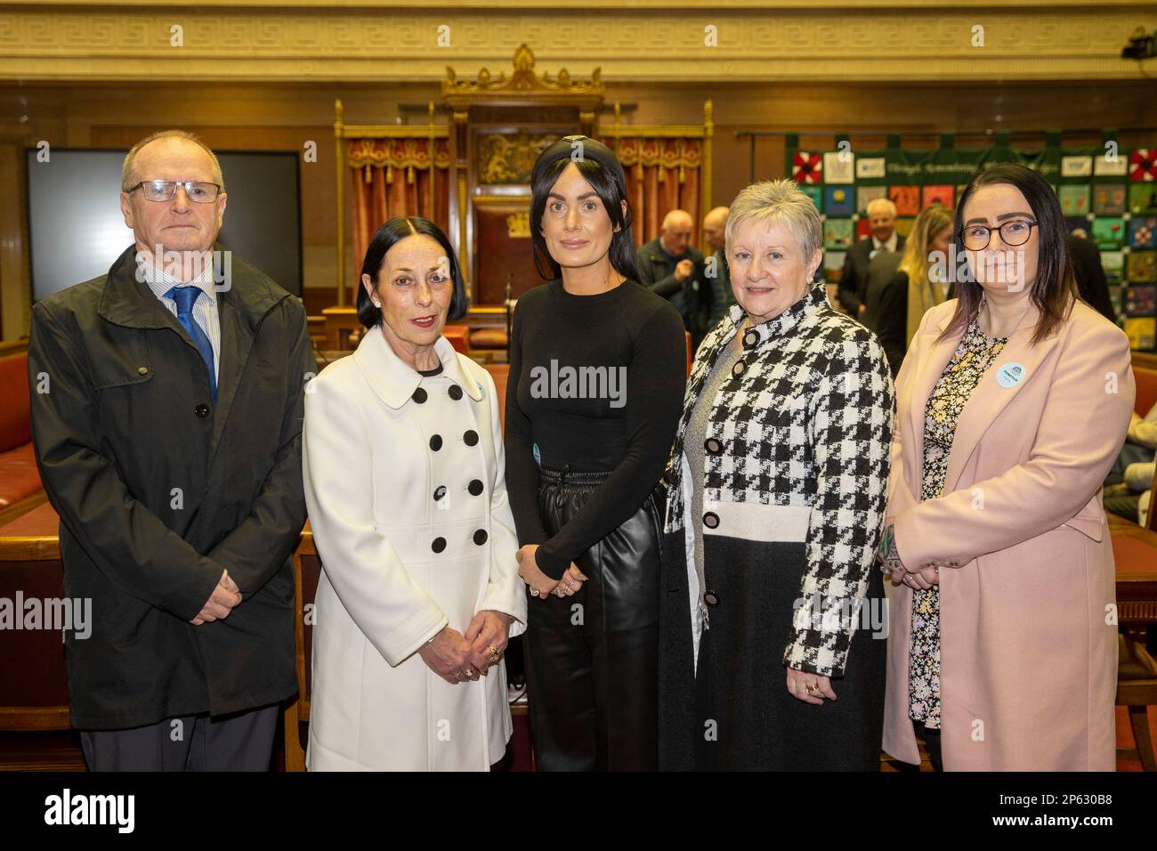 Gli amici e la famiglia del politico nazionalista irlandese e membro del Senato dell'Irlanda del Nord Paddy Wilson, il cui figlio Paul Wilson fu ucciso dai lealisti Ulster Freedom Fighters (UFF) nel 1973, (da sinistra a destra) gli amici Drew Gilmore e Betty Gilmore, nipote Karen Wilson, neice Mairead Burke, E la grande nipote Emma Burke, nella Camera del Senato dell'Assemblea dell'Irlanda del Nord durante un evento della Giornata delle vittime. Data immagine: Martedì 7 marzo 2023. Foto Stock