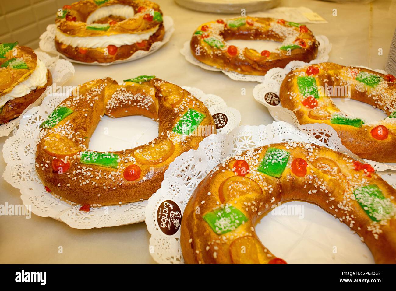 Roscón de Reyes o Tortell de reis, dolce tipico dei Magi, tradizione spagnola, giorno dei Magi, panetteria Escribà, 83 la Rambla, Barcellona, Catalogna, Spagna Foto Stock