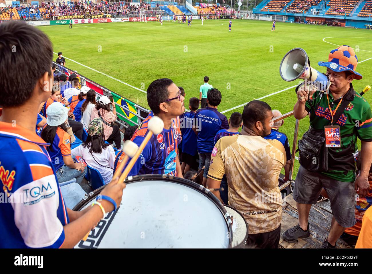 Band sostenitrice che suona strumenti e banging drum alla partita di calcio tailandese, PAT Stadium, Bangkok, Thailandia Foto Stock