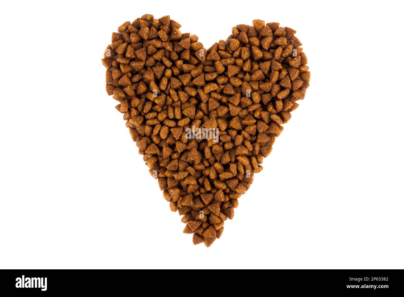 Cibo per animali domestici a forma di cuore isolato su sfondo bianco. Concetto dell'animale domestico di amore. Foto Stock