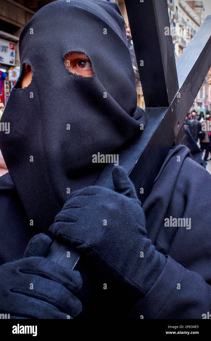 penitenti in processione, siesterhood di JesÃƒÂºs del Gran Poder y virgen de la Macarena, Venerdì Santo, settimana di Pasqua, Ospedale carrer, Barcellona, Catalogna, Foto Stock