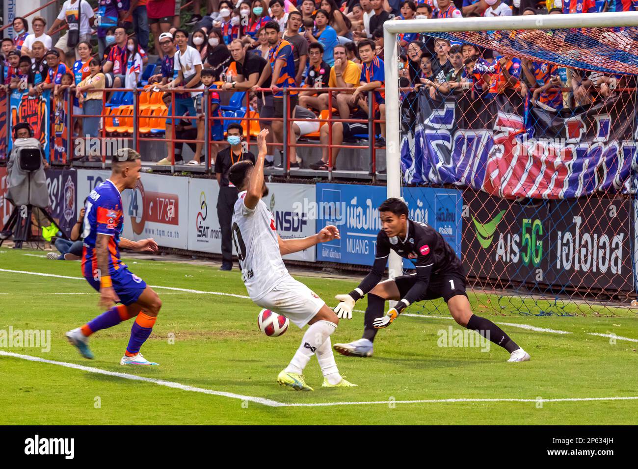Azione di Goalmouth alla partita di calcio tailandese, PAT Stadium, Bangkok, Thailandia Foto Stock