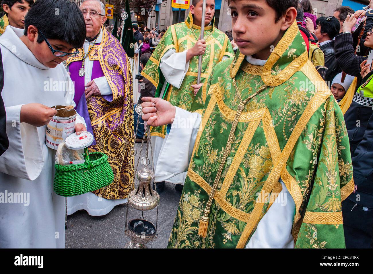 Altare servitori in processione, siesterhood di JesÃƒÂºs del Gran Poder y virgen de la Macarena,Venerdì Santo, settimana di Pasqua, carrer Hospital,Barcellona, Catalon Foto Stock