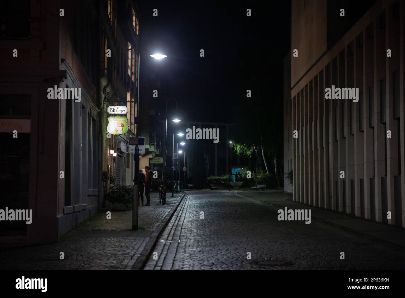Foto delle facciate della strada di Rennbahn di notte, con bar e , con un'architettura tedesca d'epoca, nel centro della città di Aquisgrana, Germania. Foto Stock