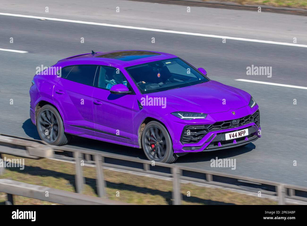 2019 mauve viola Lamborghini Urus V8 Auto, 4,0 V8 Biturbo Auto 4WD Euro 6 5dr; viaggiando sull'autostrada M61, Regno Unito Foto Stock