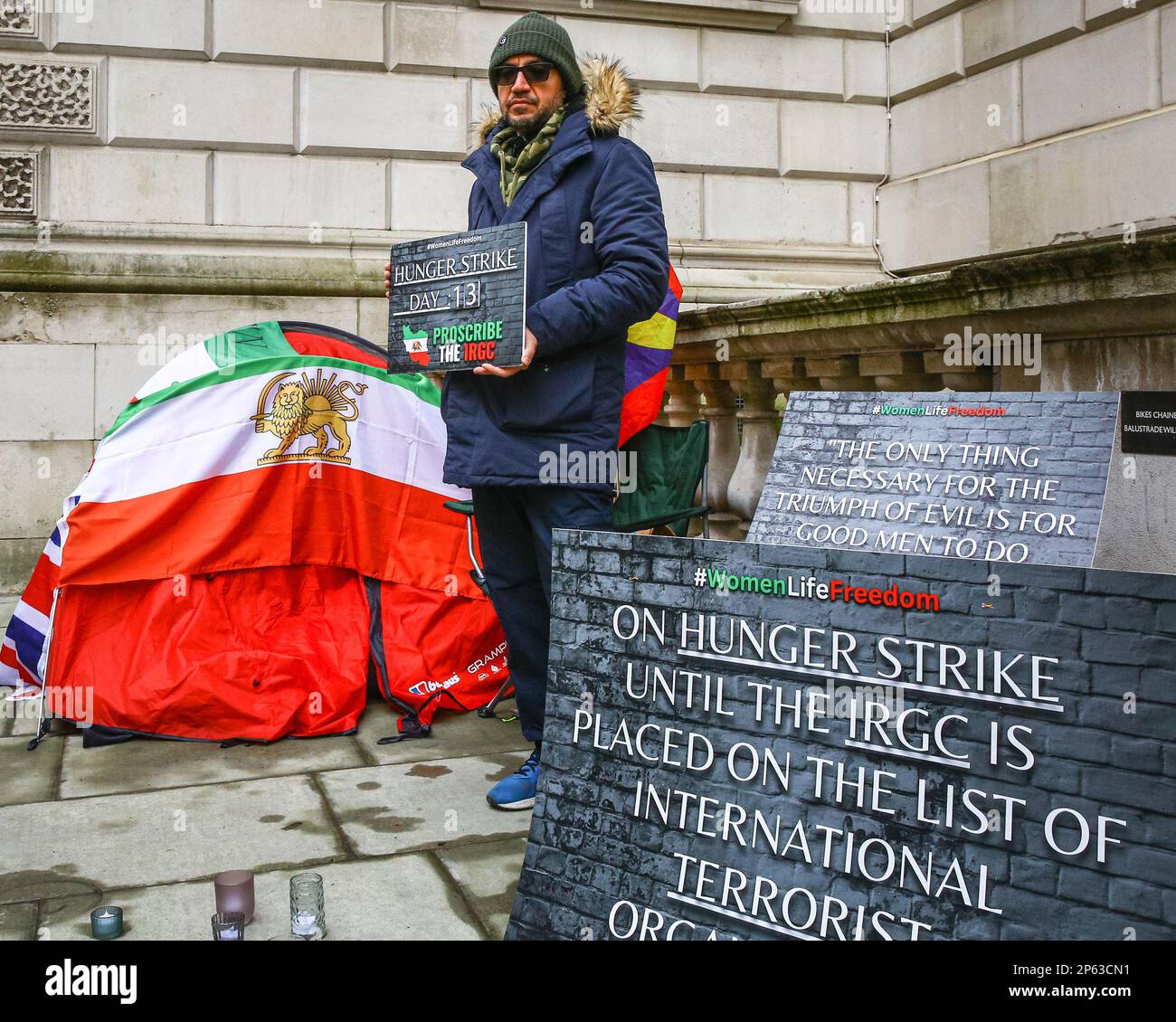 Londra, Regno Unito. 07th Mar, 2023. Vahid Beheshti, che dichiara di essere un giornalista, è visto il giorno 13 del suo sciopero della fame al di fuori dell'Ufficio degli Esteri britannico a Westminster. Beheshti chiede che l'IRGC (corpo della Guardia rivoluzionaria Islamica) sia inserito nella lista delle organizzazioni terroristiche internazionali del Regno Unito. L'IRGC, un ramo dell'esercito iraniano, è considerato sempre più oppressivo e considerato un'organizzazione terroristica dagli Stati Uniti dal 2019, mentre l'UE ha recentemente approvato un emendamento che chiede agli stati membri di fare simili. Credit: Imageplotter/Alamy Live News Foto Stock