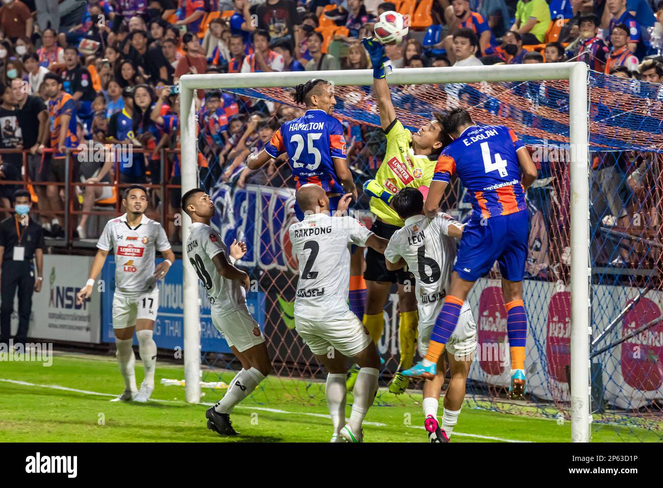 Azione di Goalmouth alla partita di calcio tailandese, PAT Stadium, Bangkok, Thailandia Foto Stock