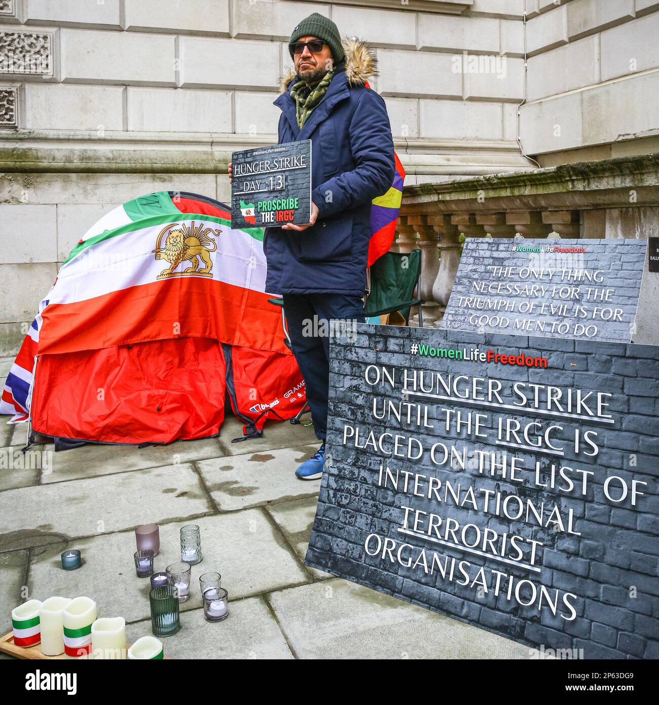 Londra, Regno Unito. 07th Mar, 2023. Vahid Beheshti, che dichiara di essere un giornalista, è visto il giorno 13 del suo sciopero della fame al di fuori dell'Ufficio degli Esteri britannico a Westminster. Beheshti chiede che l'IRGC (corpo della Guardia rivoluzionaria Islamica) sia inserito nella lista delle organizzazioni terroristiche internazionali del Regno Unito. L'IRGC, un ramo dell'esercito iraniano, è considerato sempre più oppressivo e considerato un'organizzazione terroristica dagli Stati Uniti dal 2019, mentre l'UE ha recentemente approvato un emendamento che chiede agli stati membri di fare simili. Credit: Imageplotter/Alamy Live News Foto Stock