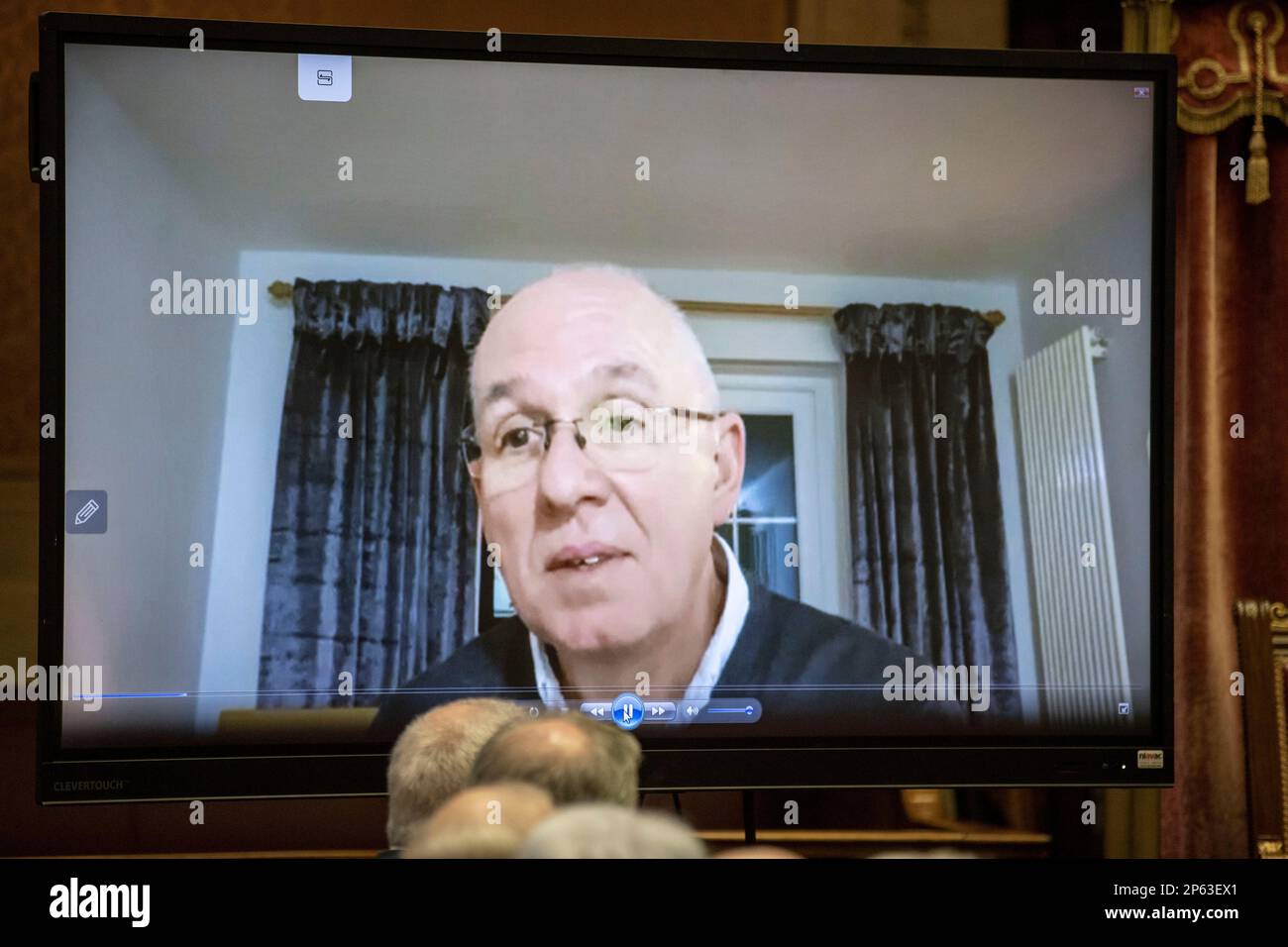 Un videomessaggio di Paul Wilson, figlio di un politico nazionalista irlandese e membro del Senato dell'Irlanda del Nord Paddy Wilson, ucciso dai lealisti Ulster Freedom Fighters (UFF) nel 1973, viene mostrato durante un evento della Giornata delle vittime nella Camera del Senato dell'Assemblea dell'Irlanda del Nord. Data immagine: Martedì 7 marzo 2023. Foto Stock