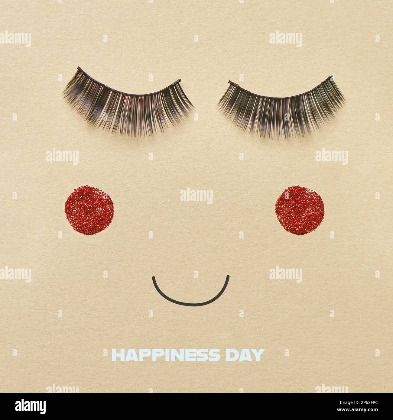 il testo giorno di felicità e un paio di falsi ciglia e una bocca sorridente formando un volto felice su uno sfondo rosa pallido Foto Stock