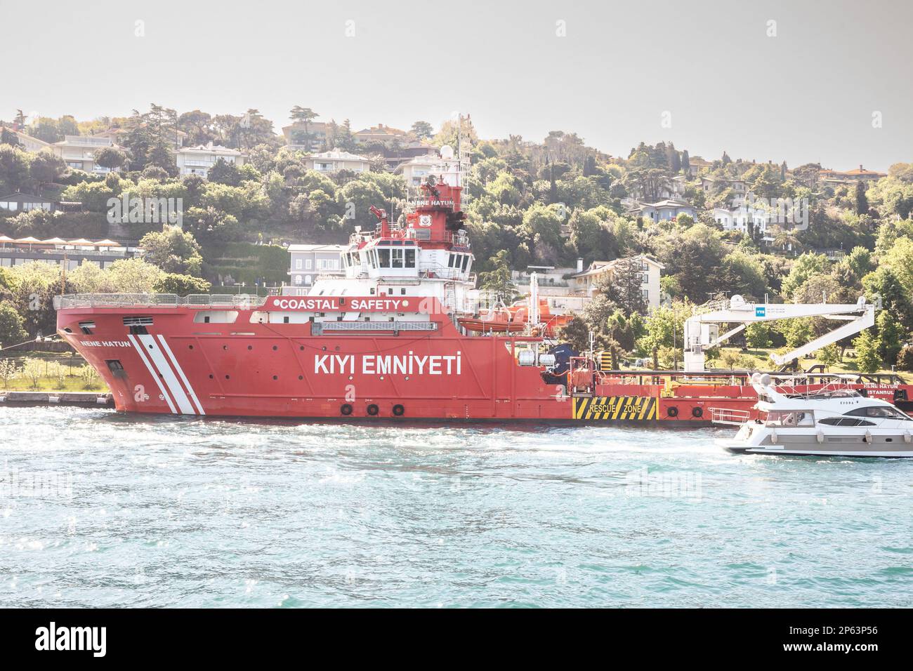 Foto di una barca a Istanbul, Turchia, appartenente a Kiyi Emniyeti, la sicurezza costiera della Turchia. La direzione generale della sicurezza costiera è stata es Foto Stock