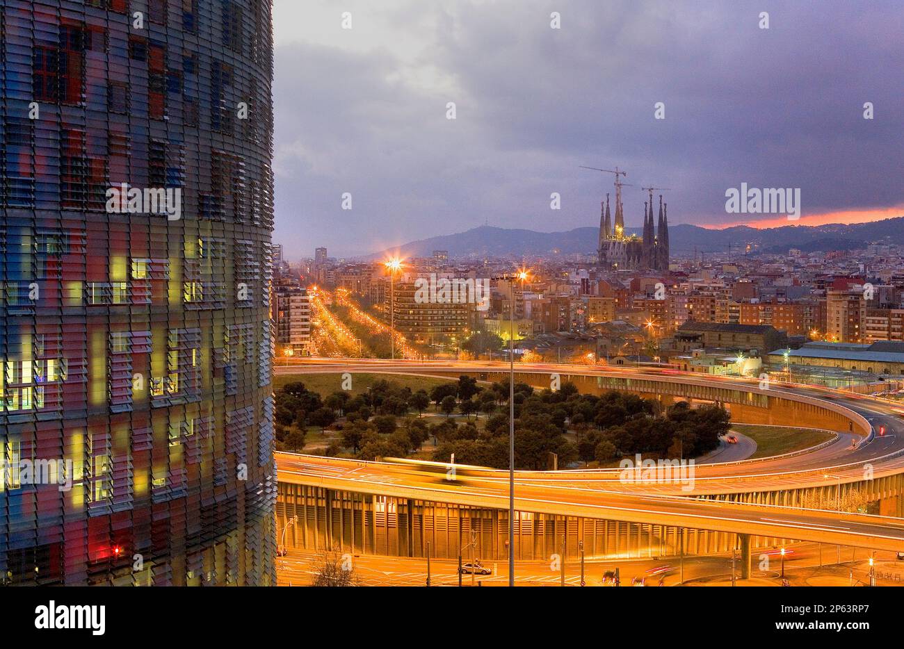 Barcellona: Piazza de les Glòries Catalanes. A sinistra Agbar Tower (142 m.) di Jean Nouvel. Sullo sfondo Sagrada Familia Foto Stock