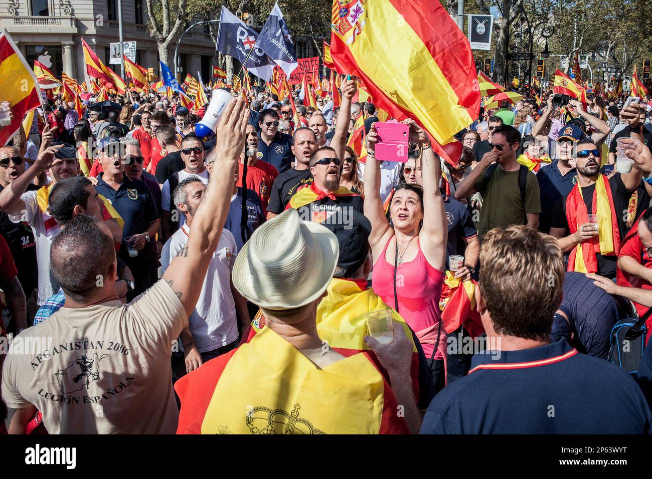 I manifestanti catalani anti-indipendenza portano bandiere spagnole durante una manifestazione per l'unità della Spagna in occasione della Giornata nazionale spagnola a. Foto Stock