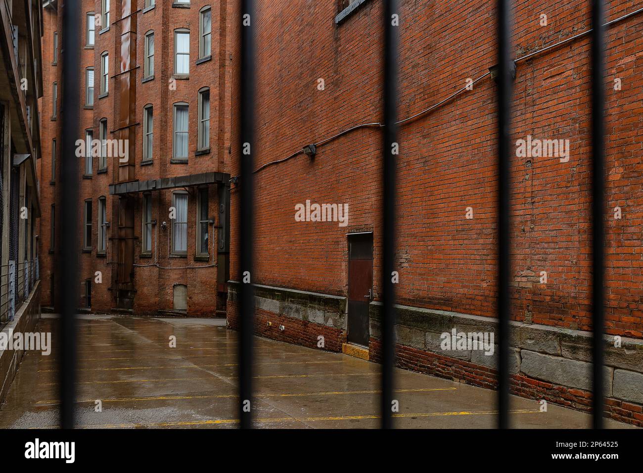 Questo vicolo nel centro di Cleveland, Ohio, è bloccato da Iron Bar. Foto Stock