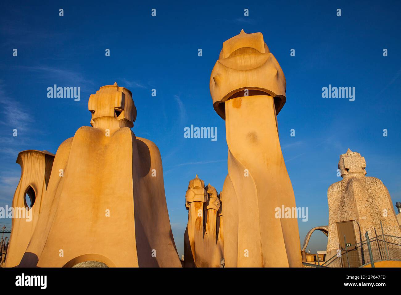 Camini sul tetto di Casa Mila, La Pedrera, Barcellona, in Catalogna, Spagna Foto Stock