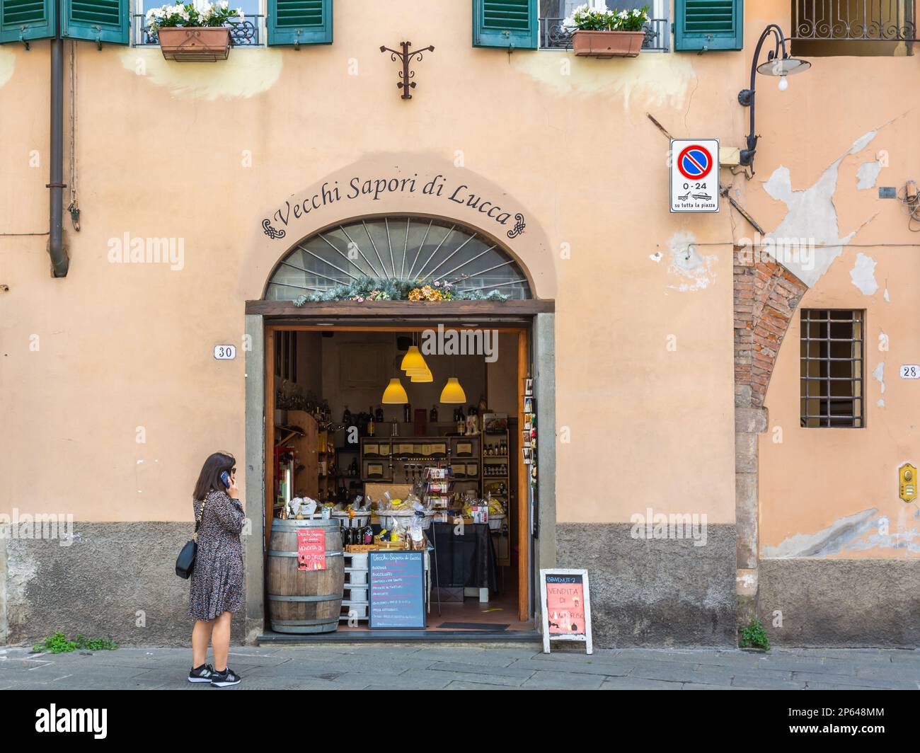 Vista esterna del negozio di gastronomia nel centro storico di Lucca, regione Toscana, Italia centrale, Europa Foto Stock