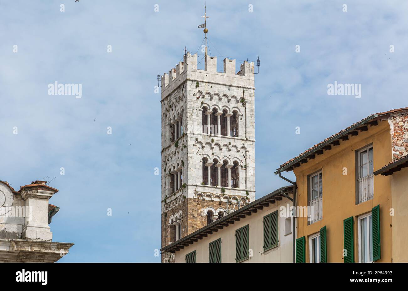 La Cattedrale di San Martino, detta anche semplicemente Cattedrale di Lucca, è un'imponente chiesa romanico-gotica situata nel centro storico della città toscana Foto Stock