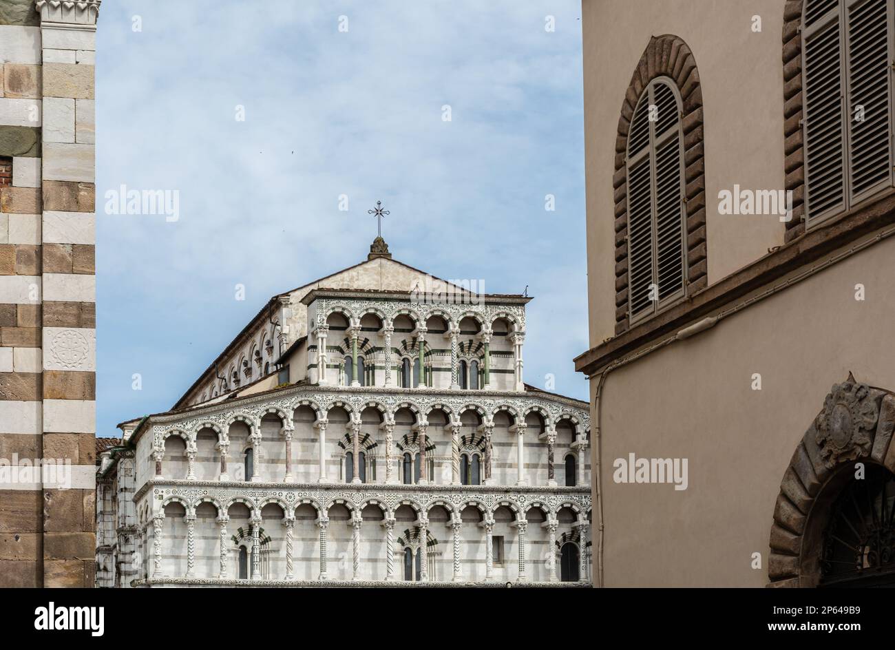La Cattedrale di San Martino, detta anche semplicemente Cattedrale di Lucca, è un'imponente chiesa romanico-gotica situata nel centro storico della città toscana Foto Stock