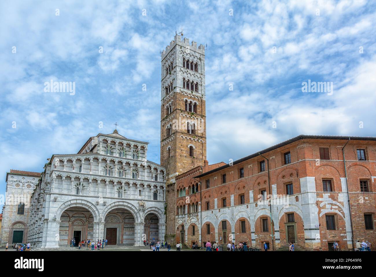 La Cattedrale di San Martino, detta anche semplicemente Cattedrale di Lucca, è un'imponente chiesa romanico-gotica situata nel centro storico della città toscana Foto Stock