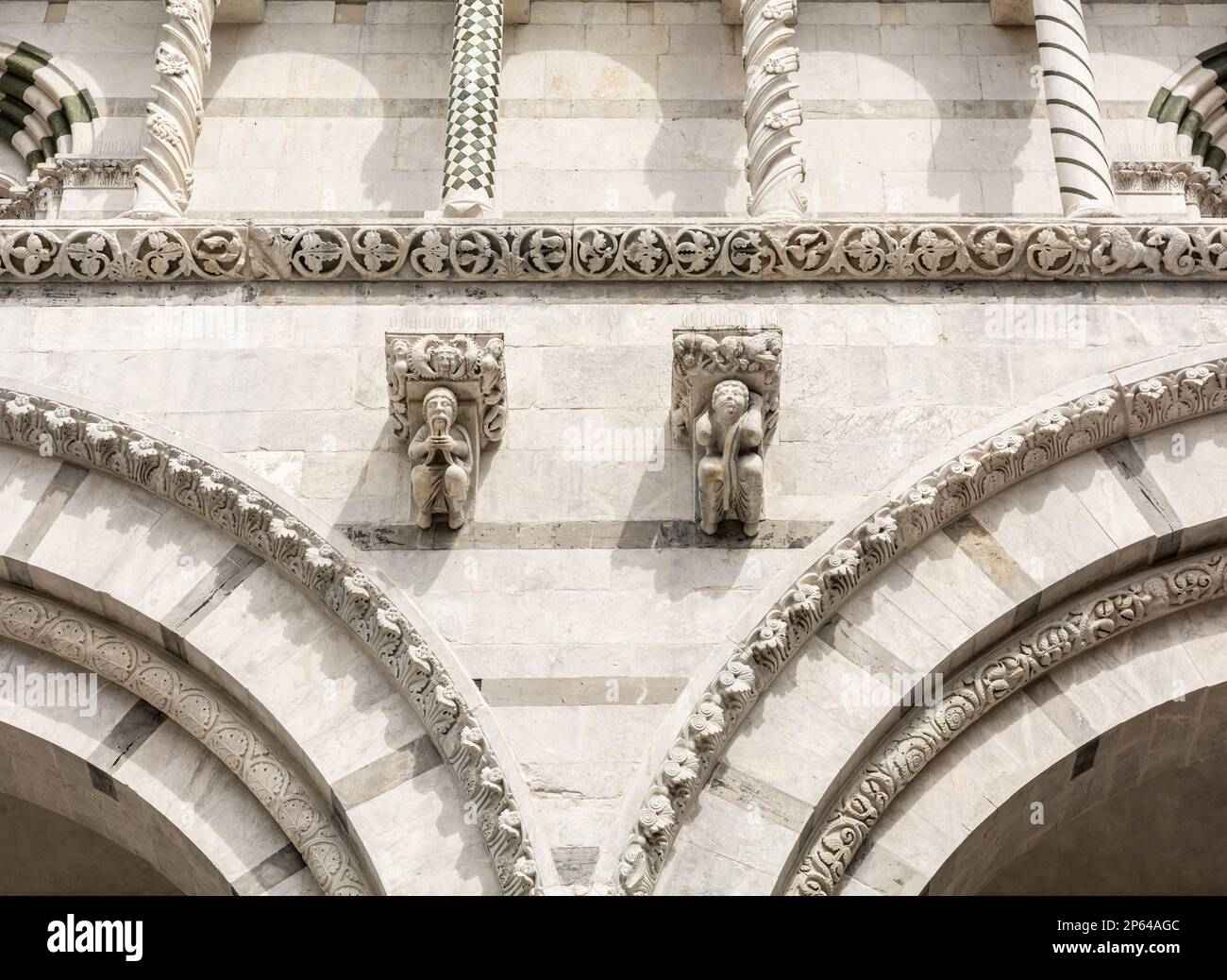 Particolare della facciata del Duomo di San Martino, detto anche semplicemente Duomo di Lucca, nel centro storico della città toscana di Lucca, Toscana Foto Stock