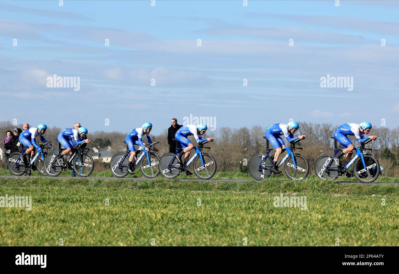 I piloti del team Jayco Alula hanno ritratto in azione durante la terza tappa della 81st° edizione della gara ciclistica Parigi-Nizza di otto giorni, una prova a tempo di squadra di 32,2 km con partenza e arrivo a Dampierre-en-Burly, Francia, martedì 07 marzo 2023. FOTO DI BELGA DAVID PINTENS Foto Stock