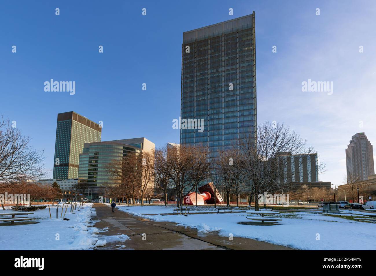 Cleveland, Ohio, USA - 24 gennaio 2023: La neve copre l'erba in un parco in una fredda giornata invernale nel centro di Cleveland, Ohio, USA Foto Stock