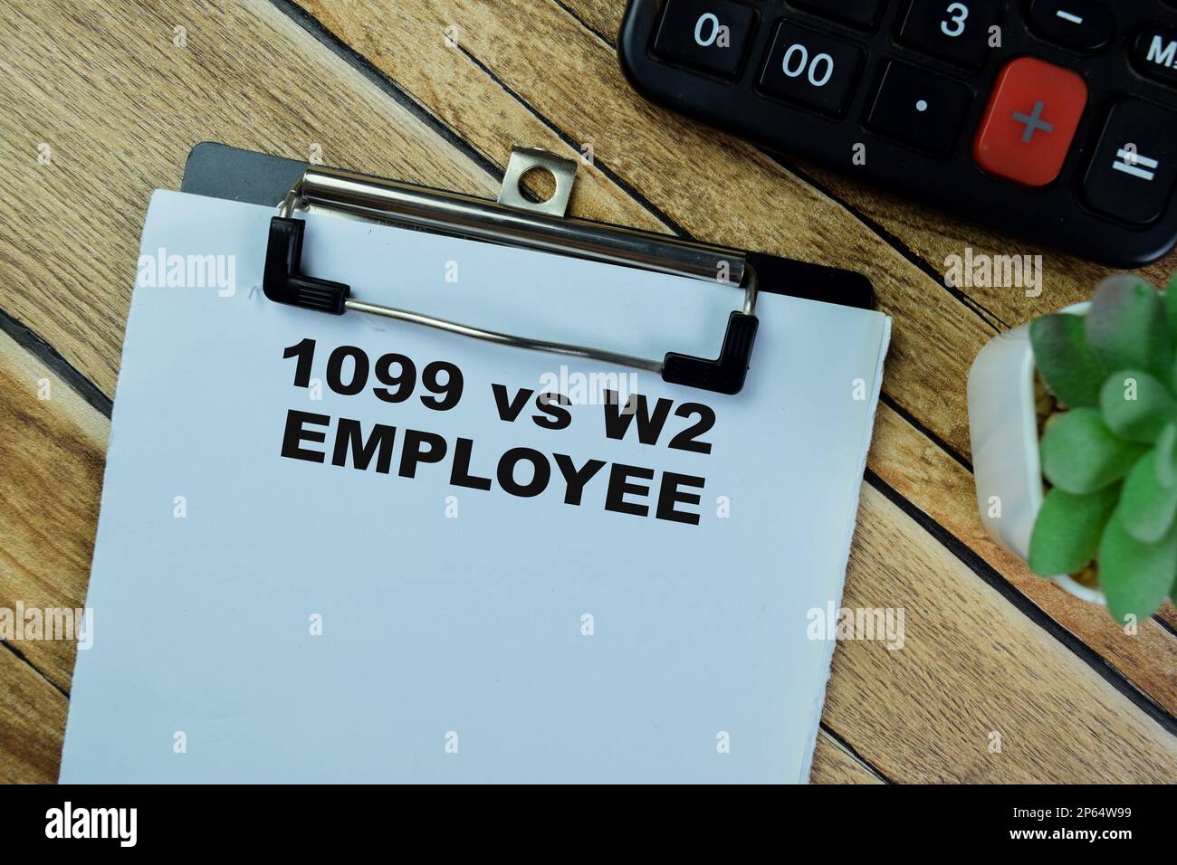 Concetto di 1099 vs W2 Employee scrivere su documenti isolati su tavola di legno. Foto Stock