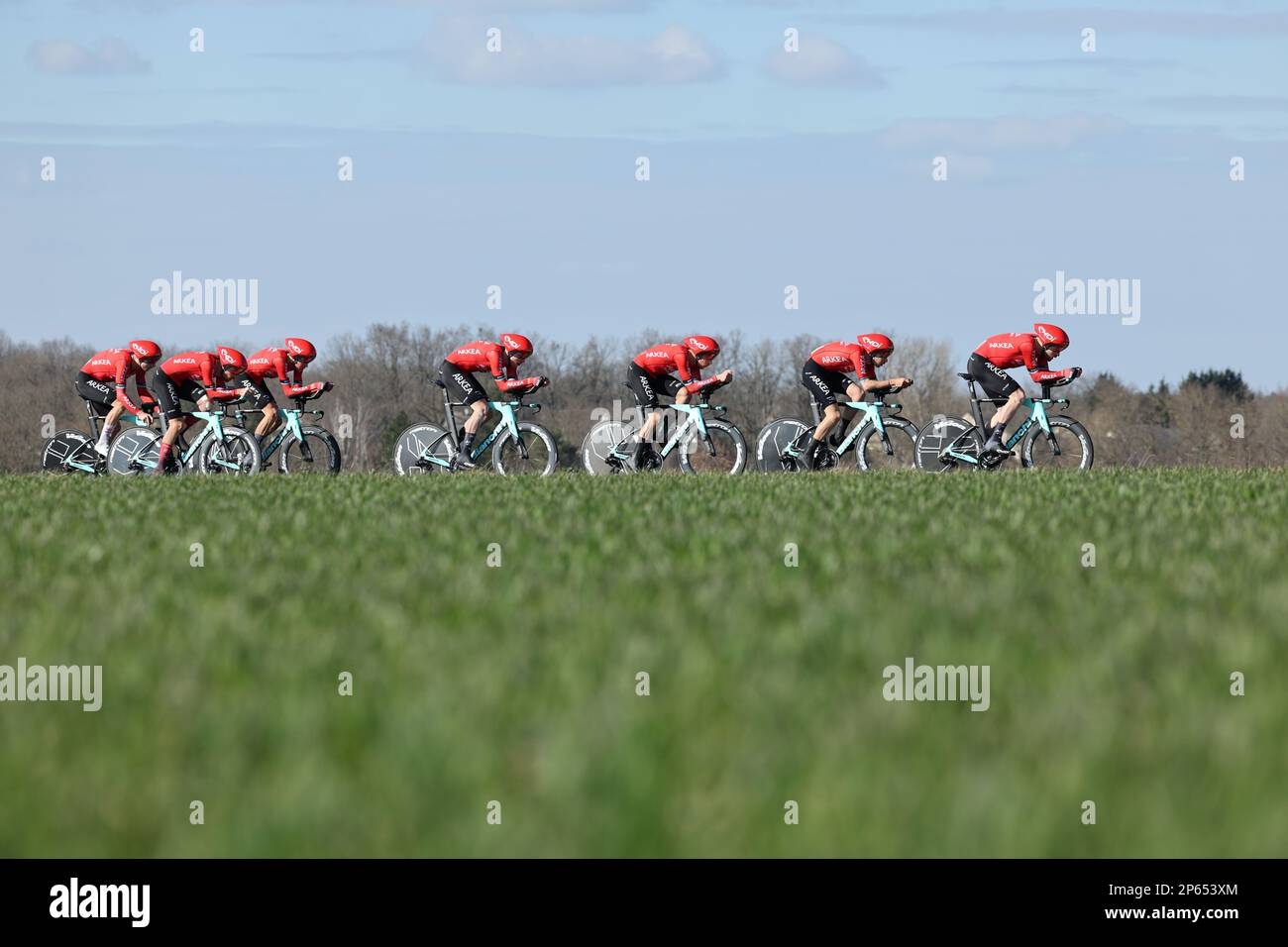 I piloti del team Arkea-Samsic sono stati raffigurati in azione durante la terza tappa della 81st° edizione della gara ciclistica Parigi-Nizza di otto giorni, una prova a tempo di squadra di 32,2 km con partenza e arrivo a Dampierre-en-Burly, Francia, martedì 07 marzo 2023. FOTO DI BELGA DAVID PINTENS Foto Stock