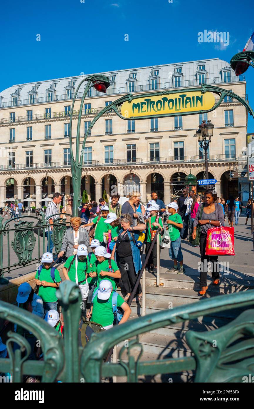 Parigi, Francia, grande folla di persone, turisti all'ingresso della stazione della metropolitana parigina d'epoca, Palais Royale, Palazzo del mercato dell'antiquariato del Louvre sul retro, Street Scene, metro paris Summer, cartelli della metropolitana di Parigi Foto Stock