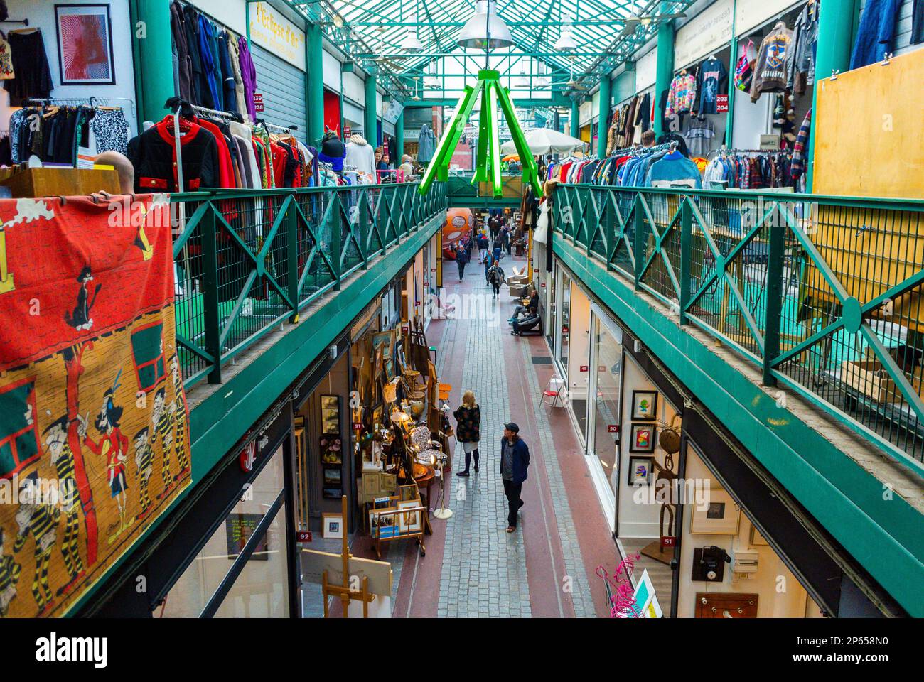 Saint-Ouen-sur-Seine, Francia, Parigi periferia, People Shopping in mercato delle pulci francese, Marché Puces, Saint Ouen, Porte de Clignancourt Foto Stock